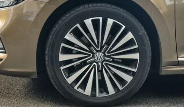 帕萨特的轮胎规格是多大的 帕萨特轮胎尺寸为235/45 r18