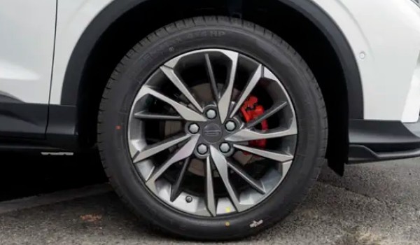 吉利缤越轮胎尺寸 新车轮胎尺寸为215/55 r18