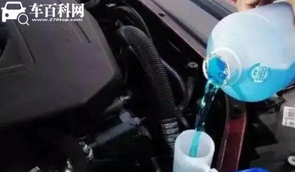 日产天籁玻璃水加在车哪个位置 位于发动机舱左下角