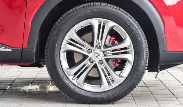 名爵hs轮胎型号多少 轮胎型号为215/60 r17