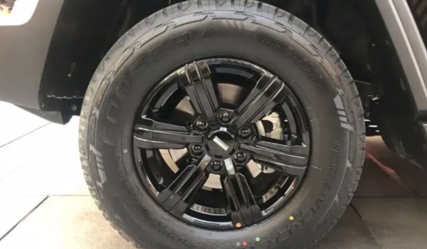 坦克300赛博坦克轮胎型号多少 轮胎型号是275/45R21(尺寸非常大)