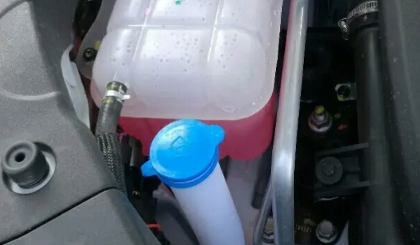 长安CS75 PLUS玻璃水在哪里添加 在车辆的发动机舱内部