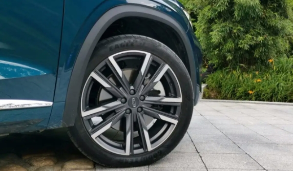 吉利星越L多轮胎尺寸是什么 型号是235/55R18和245/45R20，235/50R19