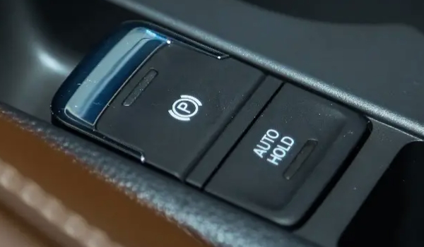 自动驻车功能怎么使用 通过按键来进行操作