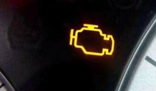 车辆的发动机故障灯亮起还能开吗 不可以继续行驶