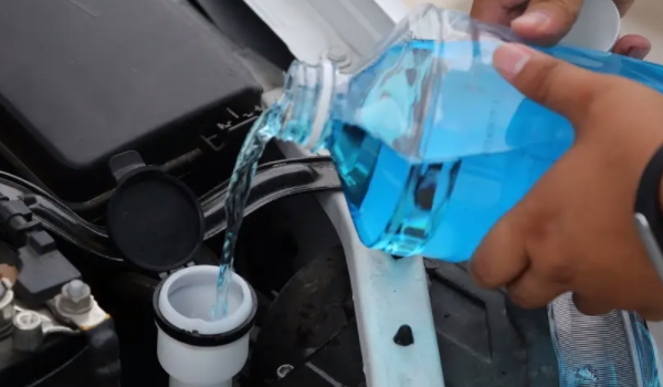 车辆的玻璃水需要定期更换么 不需要定期更换（定期添加）