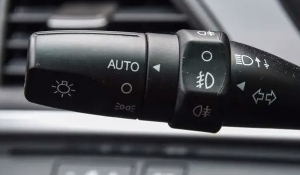 自动大灯系统应该怎么使用 通过AUTO进行控制