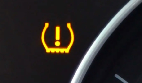 车辆的胎压灯为什么会亮起 是因为车辆的胎压不足