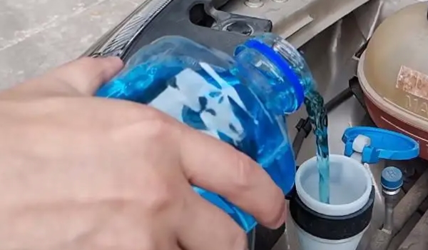广汽本田缤智玻璃水在哪里添加 在车辆的大灯后方位置