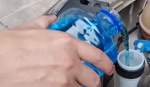 宝马X6玻璃水怎么加入 在大灯后方容器中加入