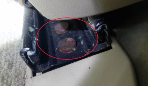 车内后排脚垫下为何积水