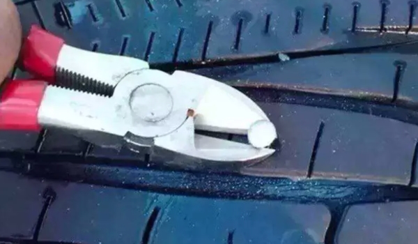 车胎被扎了个钉子怎么办