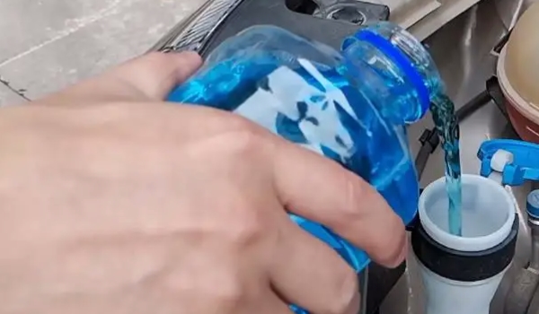 添越的玻璃水怎么加 打开发动机仓加入
