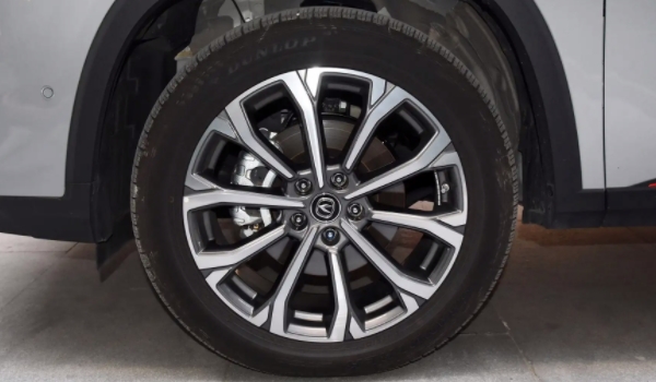 长安CS75轮胎的型号 轮胎型号是225/65R17，225/60R18，225/55R19