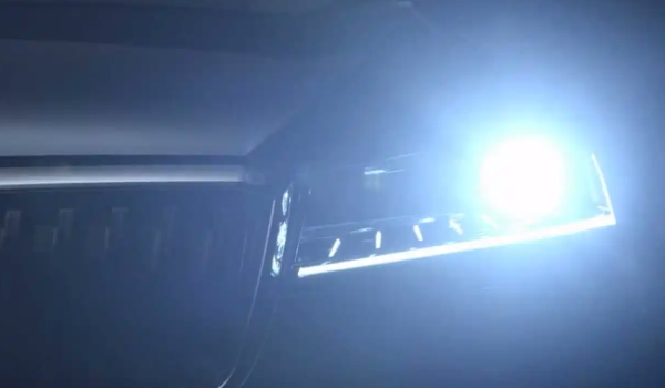 自动大灯如何打开 通过车辆的灯光组合开关打开（AUTO功能）