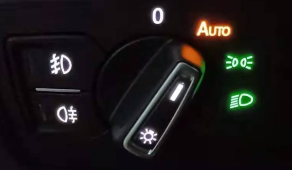 自动大灯系统如何打开 通过auto打开（使用非常的方便）