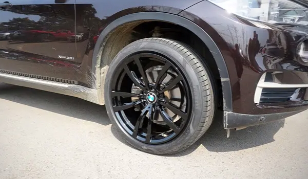 宝马X5使用的是防爆轮胎吗 轮胎是防爆轮胎（属于缺气保用轮胎）