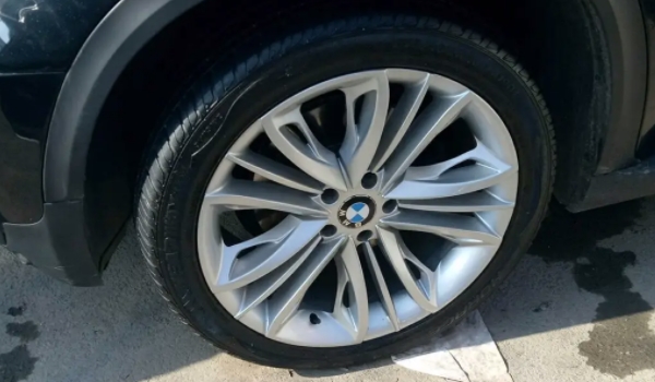 宝马X5是什么轮胎 轮胎使用的品牌是什么（倍耐力）