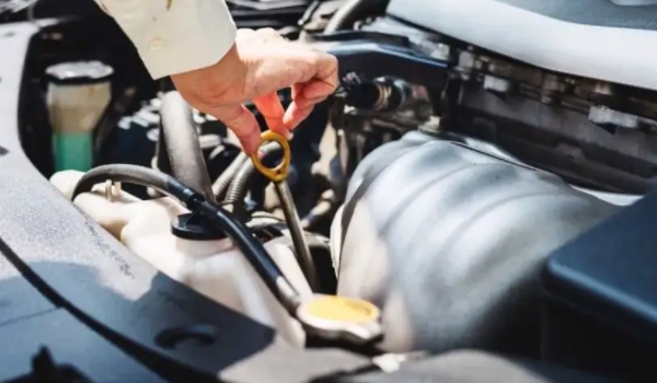 车辆的小保养是什么 更换发动机机油和机油滤清器（5000公里更换一次）
