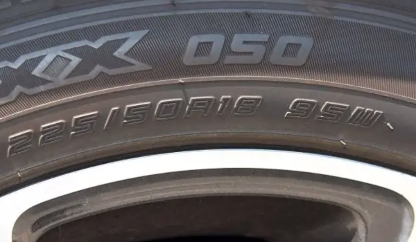 DS汽车DS7轮胎型号是多少 轮胎型号是235/55R18，235/50R19（要定期检查）