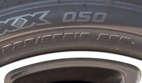 DS汽车DS7轮胎型号是多少 轮胎型号是235/55R18，235/50R19（要定期检查）