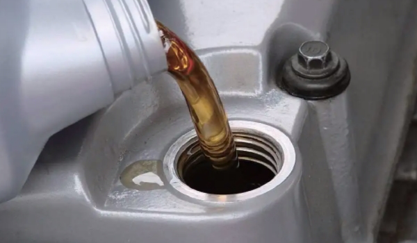发动机机油不更换会怎么样 造成发动机损坏（车辆无法行驶）
