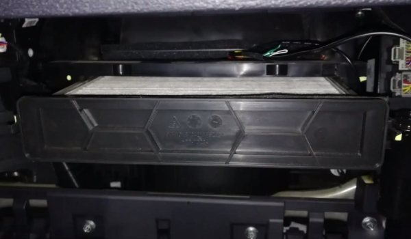 观致汽车观致7的空调滤芯如何更换 拆卸手套箱更换（十分简单）