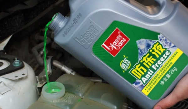 汽车防冻液的作用 起到密封，防漏，防腐，防锈降温的作用