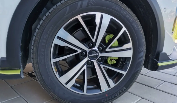 哈弗初恋轮胎型号是什么 轮胎型号为215/60R17，225/55R18（需要定期来进行更换）