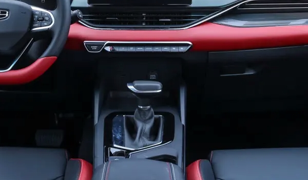 吉利汽车帝豪S是什么变速箱 采用两款变速箱（手动和自动版本）