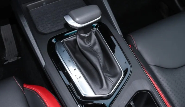 吉利汽车帝豪S是什么变速箱 采用两款变速箱（手动和自动版本）