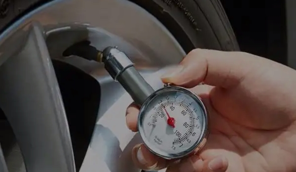 轮胎气压多少算正常 2.3~2.5为正常值（需要将4个轮胎胎压保持相同）