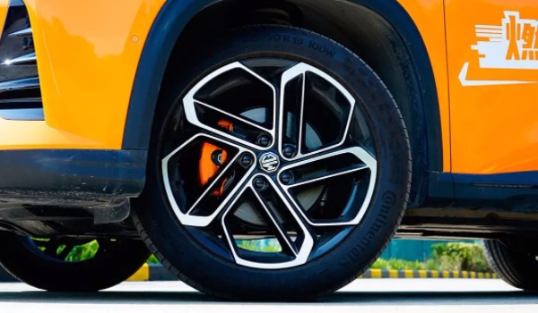 上汽集团MGONE轮胎的型号是什么 轮胎型号是225/50R19（要定期检查更换）