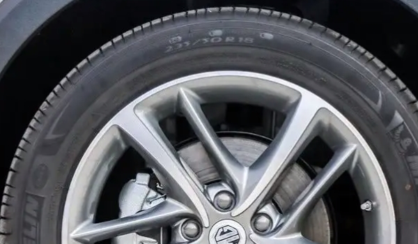 上汽集团名爵HS轮胎型号是什么 轮胎型号是215/60R17和235/50R18（只提供两个型号）