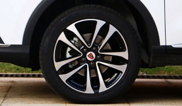 上汽集团荣威RX3轮胎型号是什么 轮胎型号是215/55R17（一款轮胎类型）