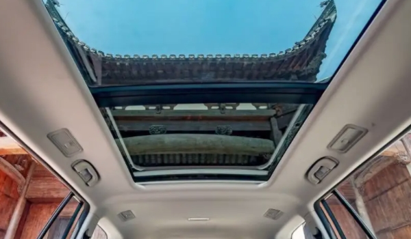 上汽集团荣威RX8的天窗怎么保 保养滑轨和排水管线（保证使用）