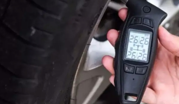 上汽集团荣威RX8的轮胎胎压正常数据 数据为2.3~2.5（使用效果好）