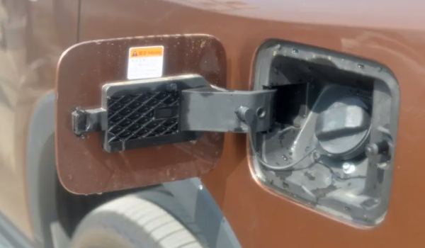 上汽集团荣威RX8的燃油标号在什么位置 在油箱盖上面（打开就能够看到）