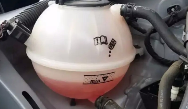 上汽大通MAXUSD60防冻液的作用 降低发动机温度（保证发动机正常运行）