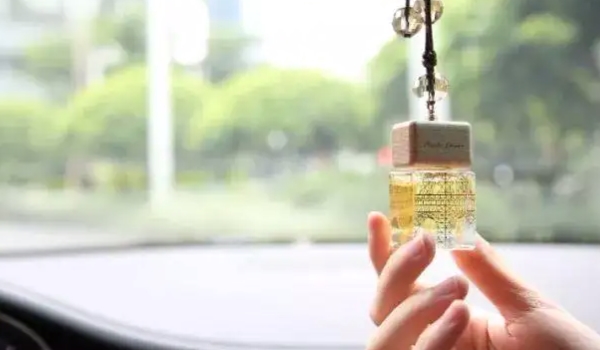 汽车香水的使用注意 要注意好香水的挥发程度（保证安全）