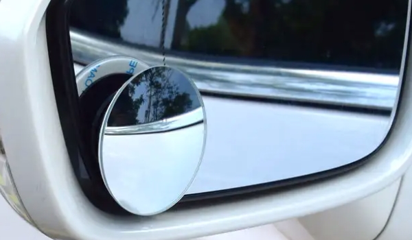 小圆镜需要安装在那里 安装在车辆的后视镜上面（使用效果非常好）