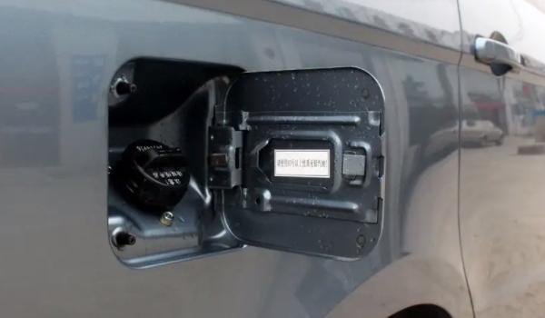五菱宏光S3的燃油标号在那里 在油箱盖上面（查看非常简单）