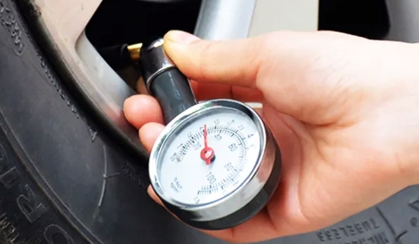 轮胎气压多少算正常 轮胎胎压2.3~2.5之间（属于正常数值）