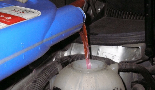 防冻液起到什么作用 保证发动机正常运转（维持温度90度）
