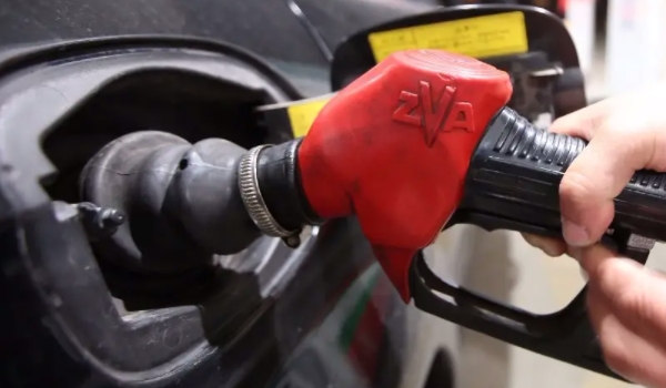 燃油使用的注意事项 要注意燃油使用标号（避免造成发动机损坏）