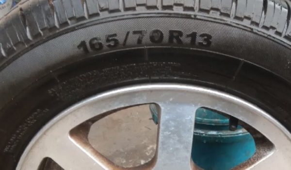 轮胎型号在什么地方 在车辆轮胎胎壁上面（非常好寻找）