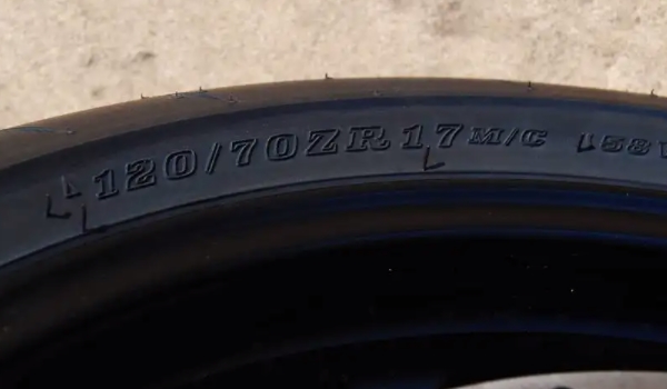 轮胎型号在什么地方 在车辆轮胎胎壁上面（非常好寻找）
