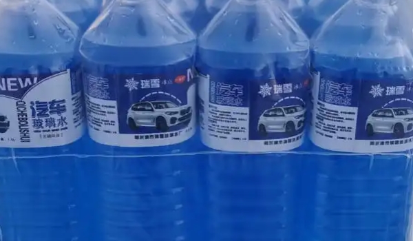 中国重汽VGVU70玻璃水在那里加入 发动机舱内部加入（注意更换和添加）