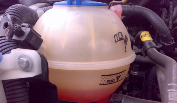 马自达CX-5防冻液的作用 保证发动机正常运转（控制90度温度）