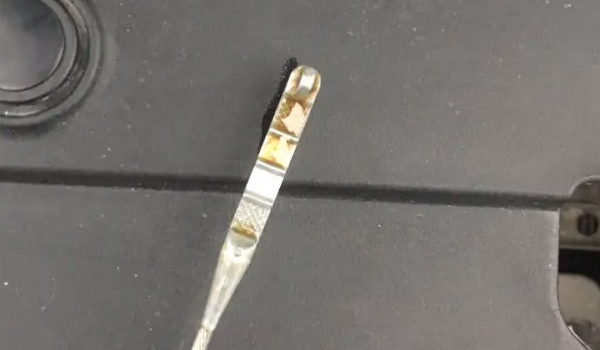 奥迪Q6的机油尺作用是什么 检查机油容量情况（需要定期使用）